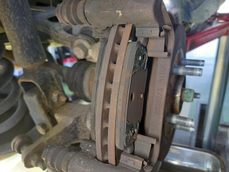 2014 FORD EXPLORER エクスプローラー ブレーキパッド 整備 坂戸の自動車修理「WELLPINE AUTO