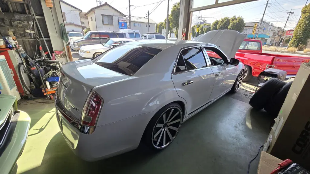 2013Y クライスラー300C ドアロック後 ホーンが鳴り響く！ - 整備